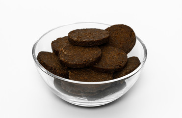 Pumpernickel in einer Glasschale