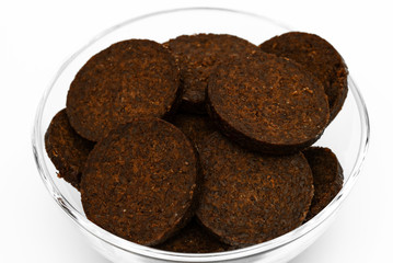 Pumpernickel in einer Glasschale
