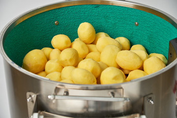 Machine for peeling potatoes on an industrial 