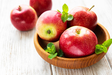 Bowl with red apples