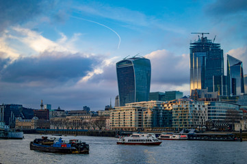 Fototapeta premium London southwark buildings with cloudy skyline with calm water