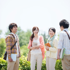 談笑をする大学生