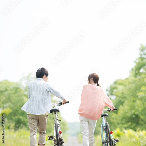 自転車を押すカップルの後姿 Wall Mural Wallpaper Murals Ohayou 自転車を押すカップルの後姿 Wall Mural Wallpaper Murals Ohayou