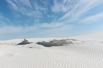 Fototapeta na wymiar white sand and gypsum formations in White Sands National Park, New Mexico