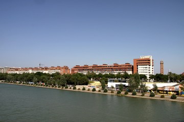 Obraz premium River Guadalquivir passing through the city of Seville