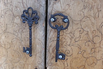 schlüssel auf einer tür in einem schloss