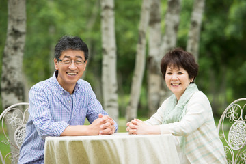 微笑むシニア夫婦
