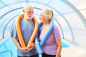 Paar Senioren mit Schwimmnudel bei Gesundheitssport