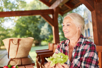 Lächelnde Senior Frau mit frischem Salat