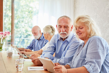 Senioren helfen sich im Computerkurs