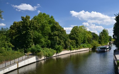 Fototapeta na wymiar Boat trip on the Landwehrkanal through the Zoological Garden in Berlin on August 25, 2013, Germany
