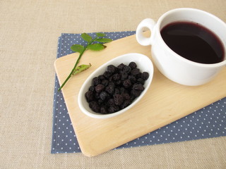 Fototapeta na wymiar Heidelbeertee, Tee aus getrockneten Heidelbeeren