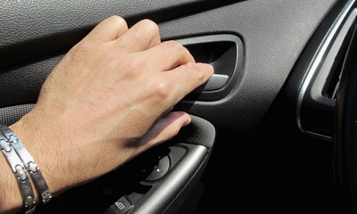 Aprire la portiera dell'automobile - galanteria