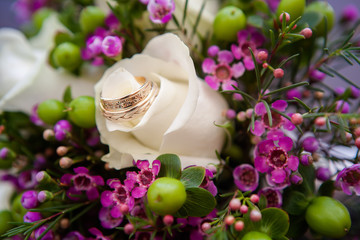 Obraz na płótnie Canvas Wedding rings on the bride's bouquet