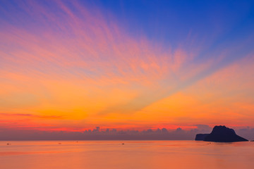 Fototapeta na wymiar Beautiful sunrise over the sea at Prachuap Khiri Khan Province , southern of Thailand