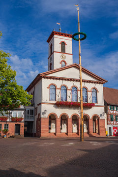 Marktplatz in Seligenstadt mit Rathaus und Maibaum