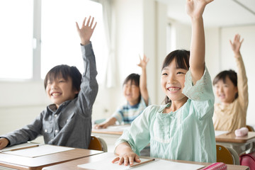 Fototapeta 教室で手を挙げる小学生 obraz
