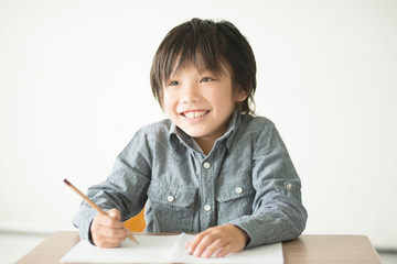 勉強をする小学生