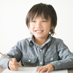 勉強をする小学生