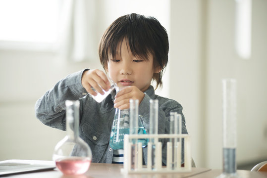 実験をする小学生