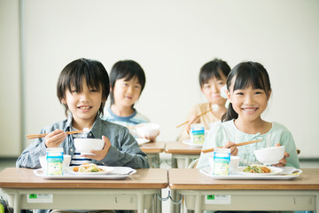 給食を食べる小学生