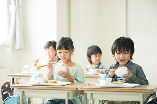 給食を食べる小学生