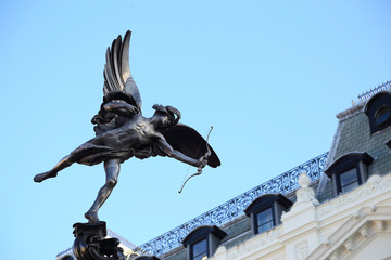 Fototapeta premium Shaftesbury Memorial Fountain, statue of a mythological figure Anteros (Eros 's brother) with blue sky background, Piccadilly Circus, London, United Kingdom.