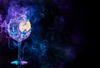 Foto op Plexiglas gin tonic cocktail splashing in blue and purple smoky background. © popout