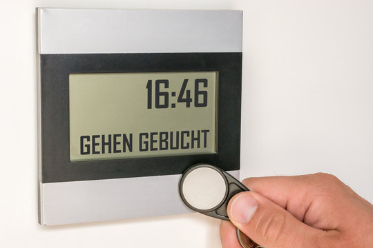 Digitale Stempeluhr mit Chip beim Ausstempeln eines Mitarbeiters