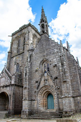 Fototapeta na wymiar Locronan. Eglise st Ronan et chapelle Pénity. Finistère. Bretagne