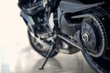 Obraz premium View of the back of a motorcycle with an emphasis on the chain.