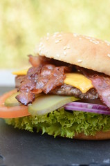 Burger mit Bacon