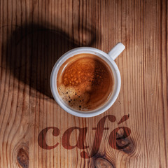Café Expreso sobre mesa de madera y letras Café transparentes
