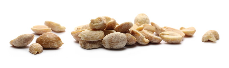 Fototapeta na wymiar Dry roasted peanuts isolated on white background