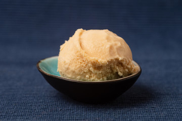 Kugel Sanddorneis oder Vanilleeis