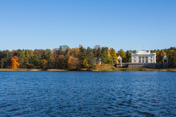 Obraz premium Uzutrakis is an old manor on the shores of Lake Galve in Trakai. Lithuania
