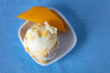 Frische Kugel Joghurteis mit Mango-Variegato