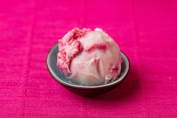 Kugel Vanilleeis mit Waldbeeren-Variegato