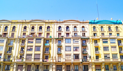 Fachada de edificios clásicos en Barcelona, Catalunya, España, Europa