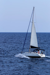 Naklejka premium Jacht pływa po otwartym morzu