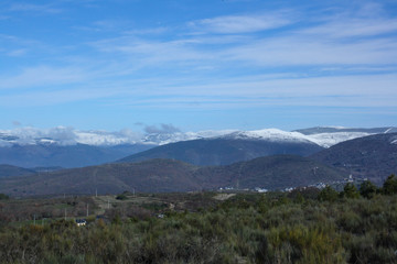 montañas nevadas pueblo