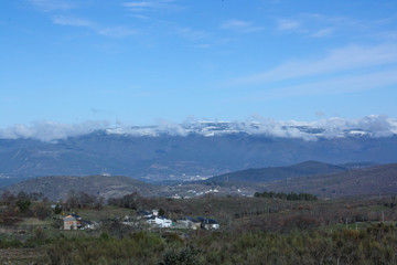 montañas nevadas pueblo