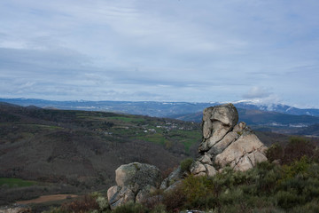 Fototapeta na wymiar roca con forma de cara en las montañas con nieve