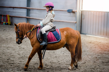 magnifique jeune fille sur son poney