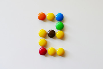 カラフルなチョコレートを並べて作った「２」