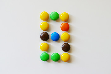 Fototapeta na wymiar カラフルなチョコレートを並べて作った「８」
