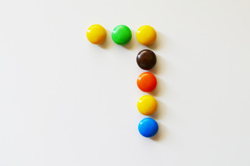 カラフルなチョコレートを並べて作った「７」