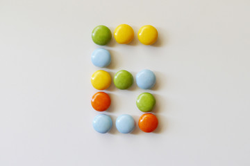 カラフルなチョコを並べて作った「６」