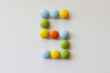 カラフルなチョコを並べて作った「５」