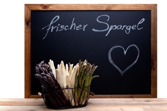 Kreidetafel mit frischem bunten Spargel